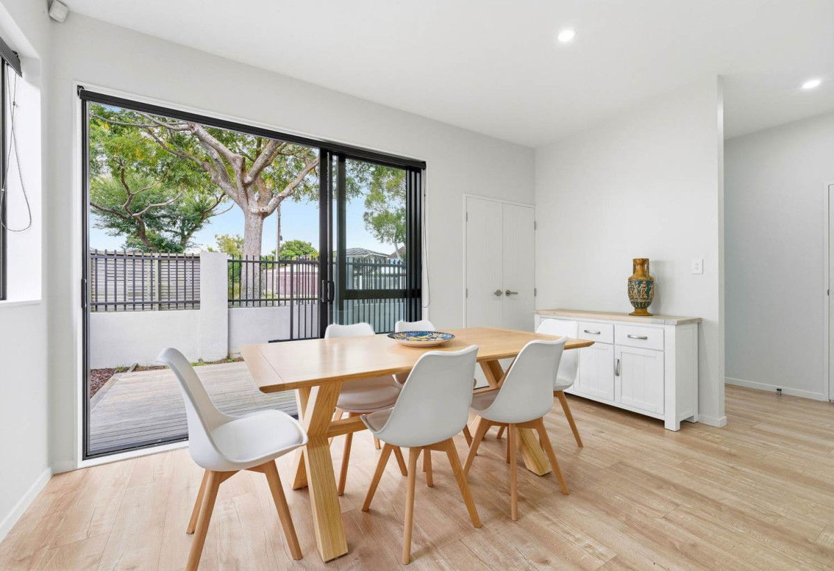 155m2 Standalone 3 beds + study 2 baths house with garage on 201m2 section, Just a 2-minute walk to Seaside Park and the scenic Tamaki River walkways, close to schools town centre, SHOPPING CENTRE, MOTORWAY ACCESS, 1.1 KM TO Otahuhu Intermediate, 1/224 Princes Street East, Otahuhu, Auckland