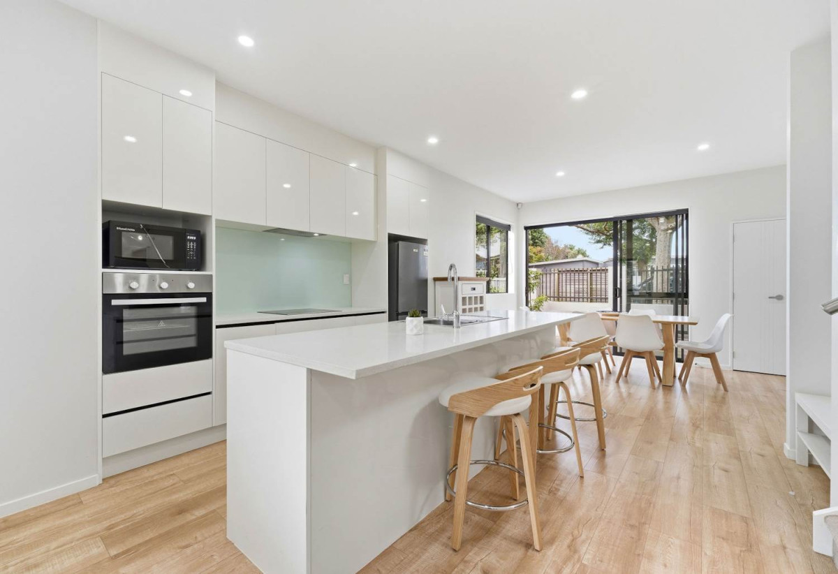 155m2 Standalone 3 beds + study 2 baths house with garage on 201m2 section, Just a 2-minute walk to Seaside Park and the scenic Tamaki River walkways, close to schools town centre, SHOPPING CENTRE, MOTORWAY ACCESS, 1.1 KM TO Otahuhu Intermediate, 1/224 Princes Street East, Otahuhu, Auckland