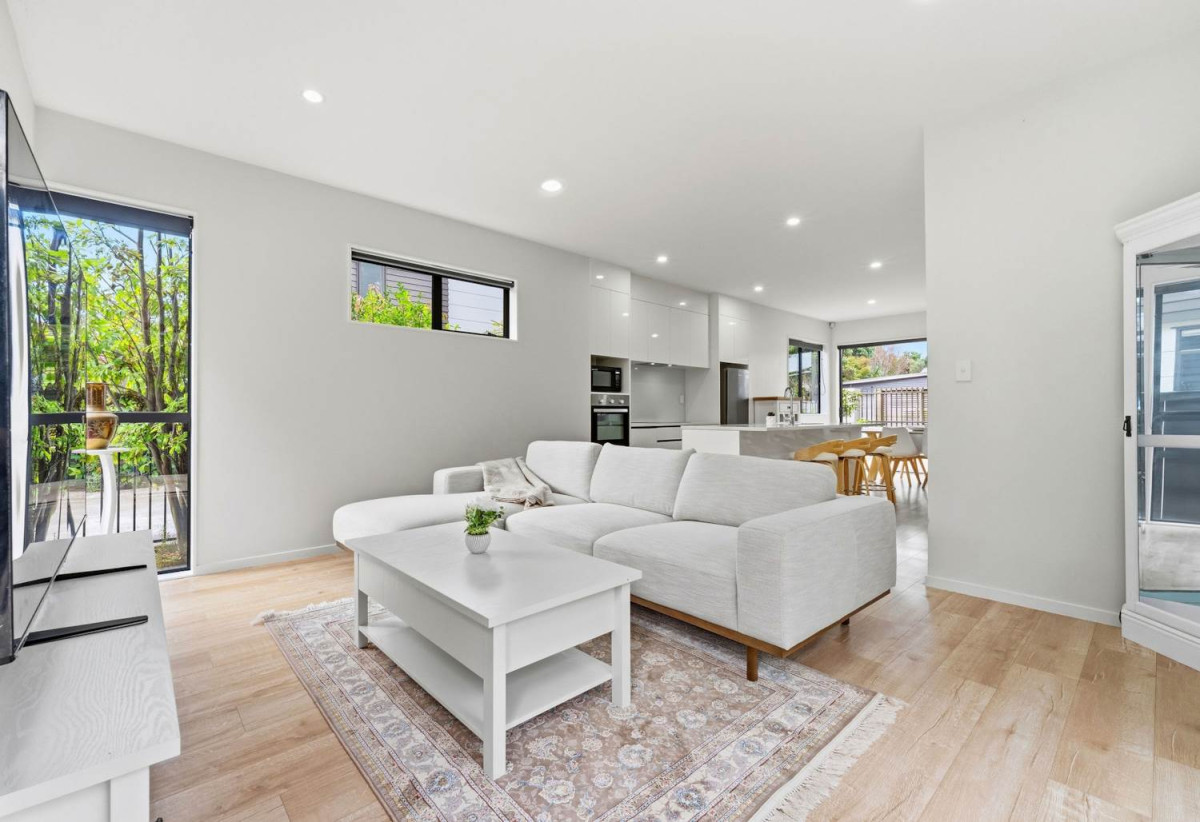 155m2 Standalone 3 beds + study 2 baths house with garage on 201m2 section, Just a 2-minute walk to Seaside Park and the scenic Tamaki River walkways, close to schools town centre, SHOPPING CENTRE, MOTORWAY ACCESS, 1.1 KM TO Otahuhu Intermediate, 1/224 Princes Street East, Otahuhu, Auckland