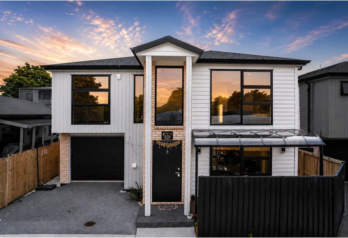 5 beds (3 ensuites) 4.5 baths house with garage, close to schools, Hunter Plaza, Manukau shopping centre, motorway access, 0.5 km to Papatoetoe East School, 86A Kimpton Road, Papatoetoe, Auckland
