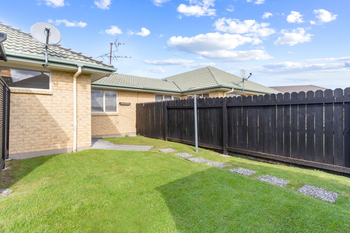 3 beds 1.5 baths house with garage on 400m2 section, close to schools, shops, supermarkets, within zone for Riverhills School, Pakuranga Intermediate and Edgewater College. And Burswood Park and playground are just minutes away, 11 Fernbrook Close, Burswood, Auckland