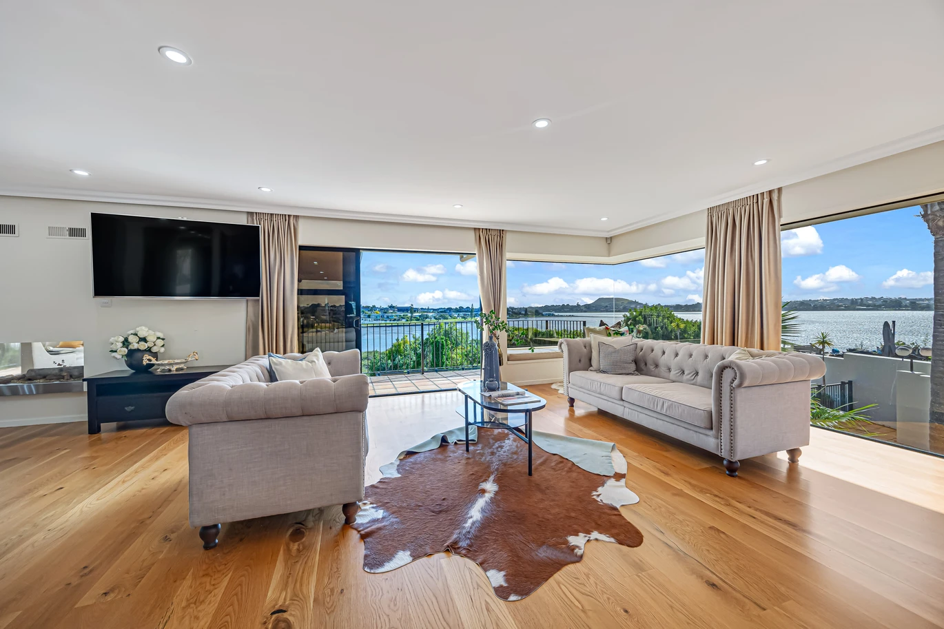 Overseas Vendor Must sell, 720m2 Sea views 5 beds 5 baths house with triple garage and A self-contained guest wing, car room, music room, office, swimming pool, the full-sized tennis court. A sauna, private gym, and children’s playground, direct beach access from the backyard for sunrise kayaking, moments from Half Moon Bay’s shops, 38 Venus Place, Half Moon Bay, Auckland