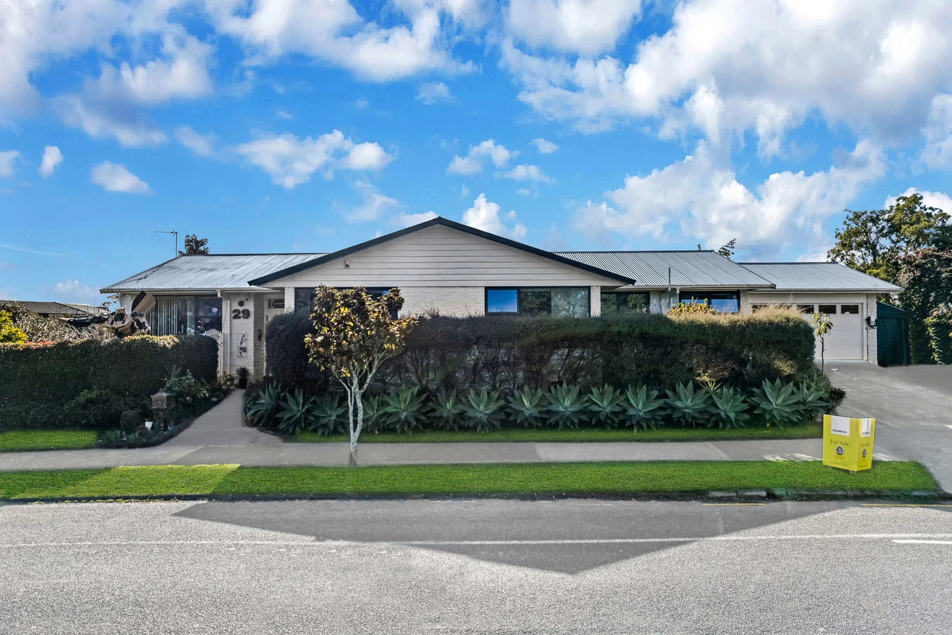 675m2 corner site, Opposite to a Park, 5 beds 3 baths house with double garage, zoned for Sunnyhills School, Farm Cove Intermediate, and Pakuranga College, with both Sunnyhills School and St Kentigern College within walking distance, The owner has obtained the neighbouring property’s consent for stormwater access, 29 The Boulevard Sunnyhills, Auckland