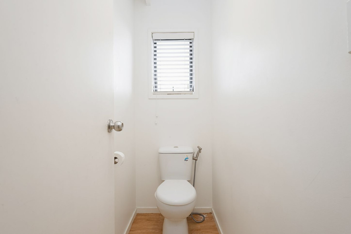 Renovated 3 beds 1 bath house with car parks on 404m2 section, currently rented, easy access to local schools, Glen Eden shops, train station, library, and New Lynn amenities. Zoned for Green Bay High School, 30A Leo Street, Glen Eden, Auckland