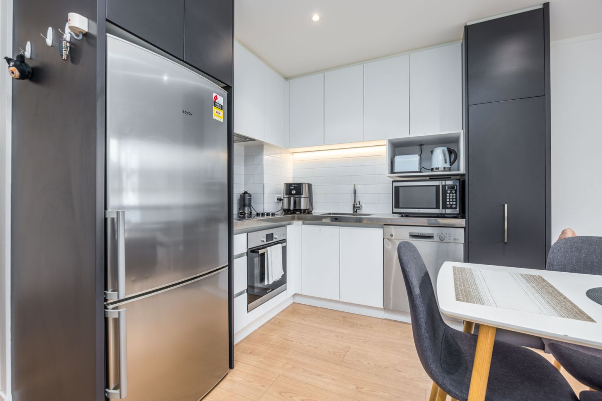 Auckland Girls Grammar school zone, Freehold 2 beds ( 1 bed + 1 Flexi room) 1 bath apartment, Positioned in the sought-after SugarTree Centro development, A storage locker is also included – a valuable bonus for city living. 307/145 Nelson Street, Auckland Central, Auckland