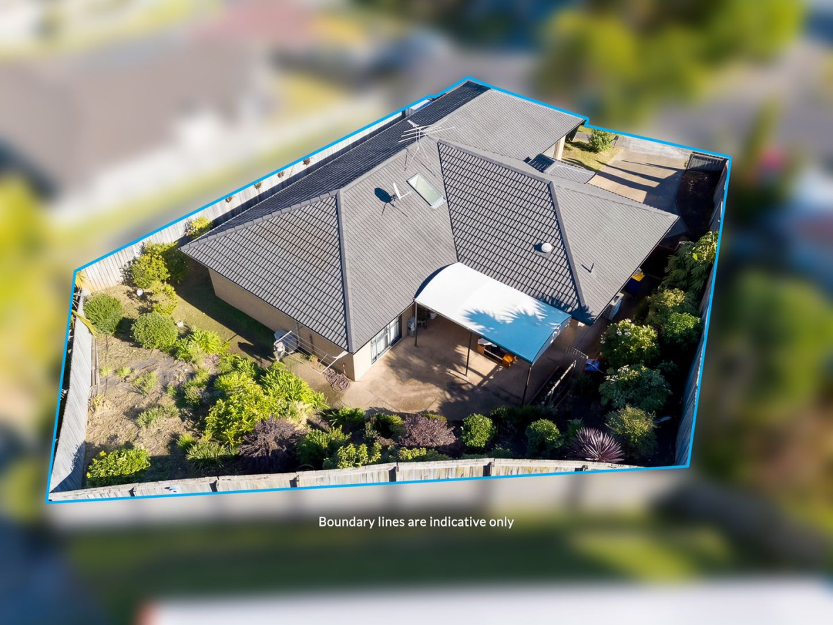 Must sell, Overseas Vendor , once in 6 years, 191m2 Brick and tile 4 beds 2 baths house with double garage on 583m2 section, close to school, parks, shopping centres and all essential amenities, 42 San Marino Drive West, Henderson, Auckland