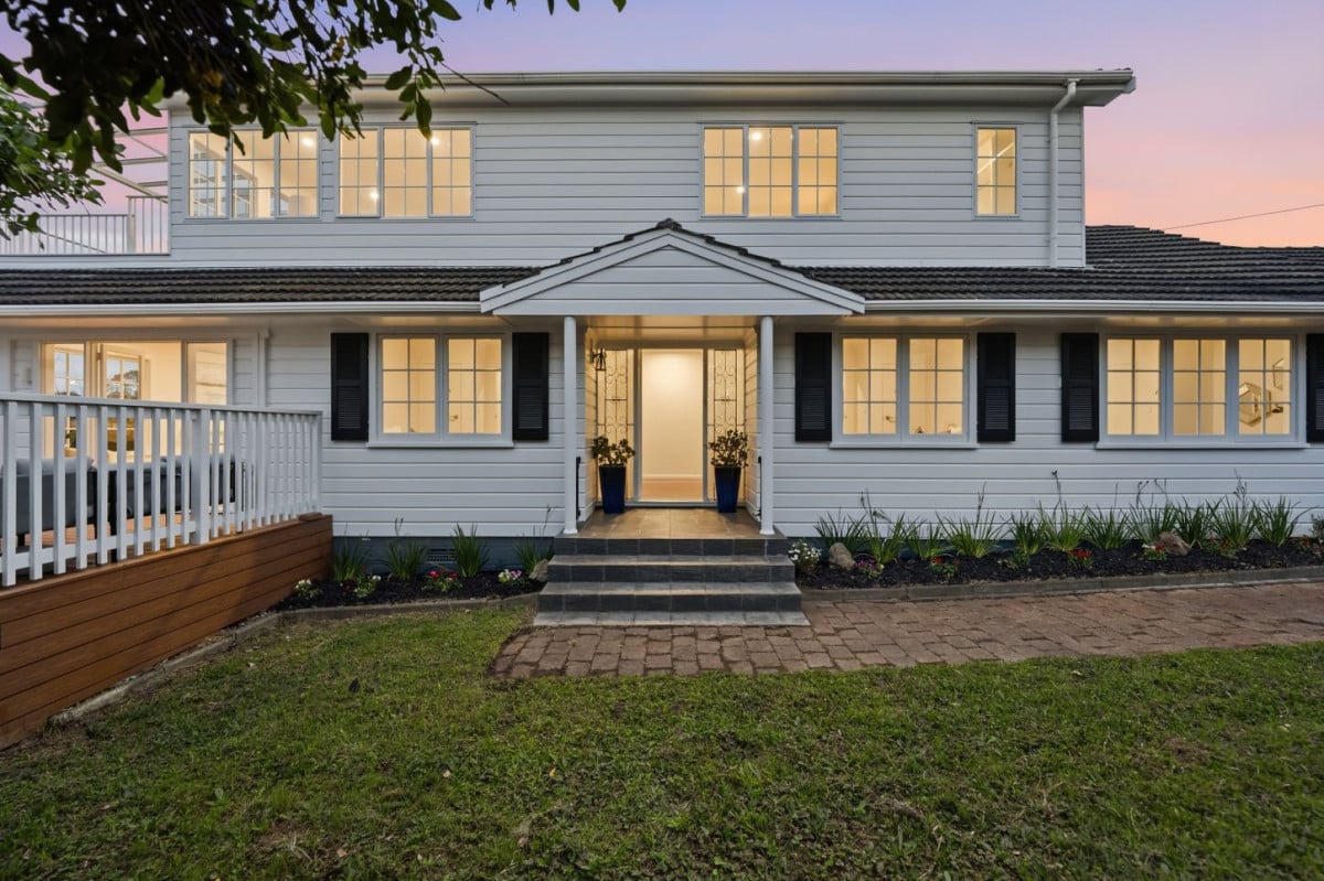 Must sell, Rangitoto College zone, 865 m2 with Sea views, 190m2 4 beds 2.5 baths house with double garage, Located within walking distance to Mairangi Bay village and beach, and zoned for Rangitoto College, Mairangi Bay School and Murrays Bay Intermediate, 355 East Coast Road, Mairangi Bay, Auckland