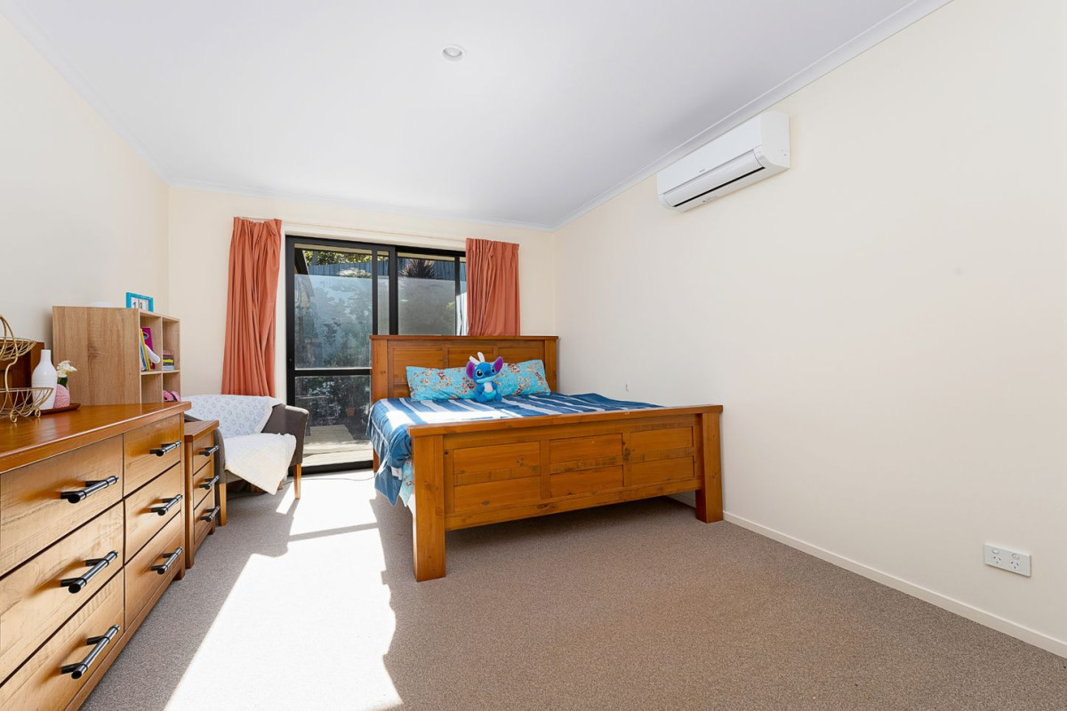 Must sell, Overseas Vendor , once in 6 years, 191m2 Brick and tile 4 beds 2 baths house with double garage on 583m2 section, close to school, parks, shopping centres and all essential amenities, 42 San Marino Drive West, Henderson, Auckland