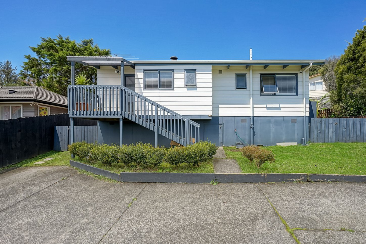 Renovated 3 beds 1 bath house with car parks on 404m2 section, currently rented, easy access to local schools, Glen Eden shops, train station, library, and New Lynn amenities. Zoned for Green Bay High School, 30A Leo Street, Glen Eden, Auckland
