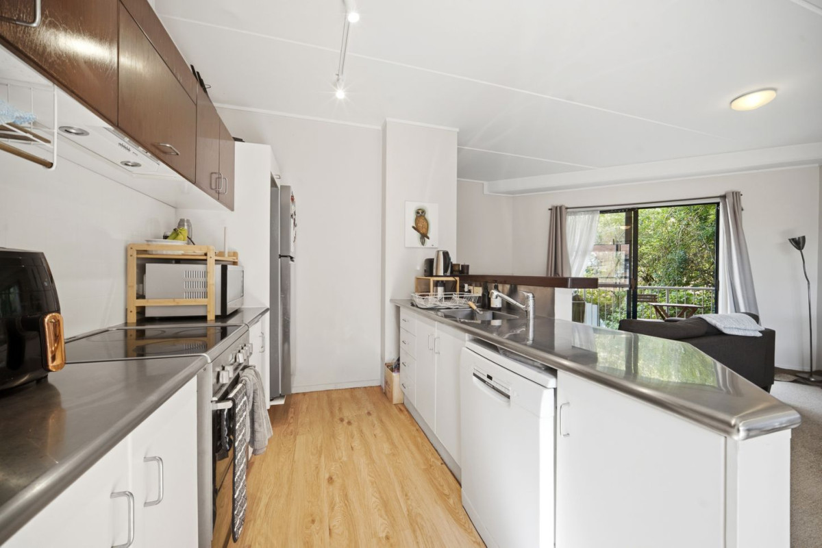 Auckland Girls Grammar school zone, 88m2 Freehold 2 beds 1 bath 1 car park apartment, with a brick and weatherboard exterior, The bathroom features a separate bath and shower, and has been recently refreshed, including new heating and an automatic ventilation system. close to CBD, Newmarket, Mt Eden, motorway access, 2B/40 Charlotte Street, Eden Terrace, Auckland