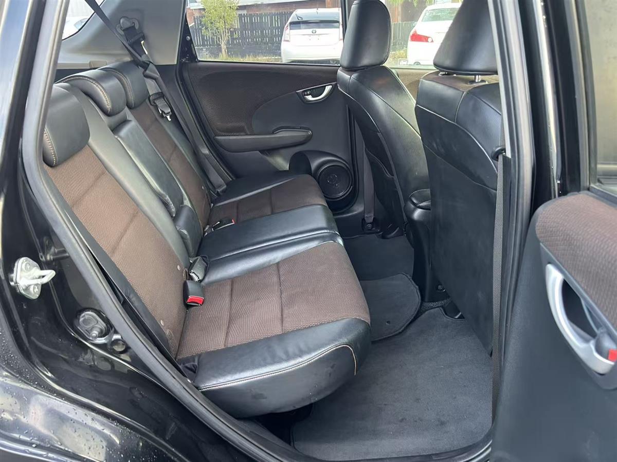 2013 Honda Fit SHUTTLE HYBRID Hatchback Automatic, 5 seats, Black, 1 owner, Petrol, 1,339 cc, 140,902 km