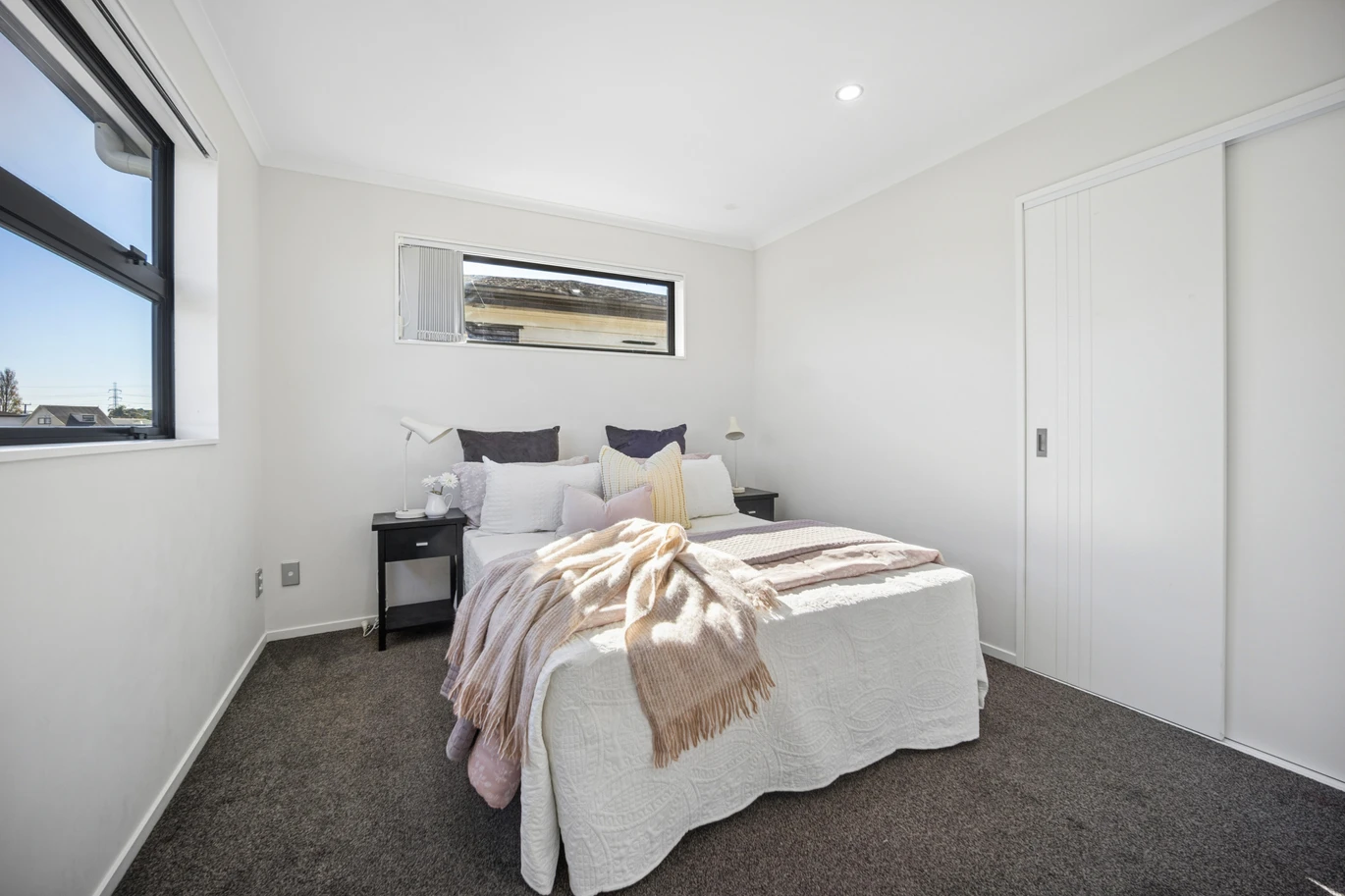 Standalone 4 beds 2.5 baths home with garage, close to schools, shopping centres, parks, easy motorway access, 52B Kimpton Road Papatoetoe, Auckland