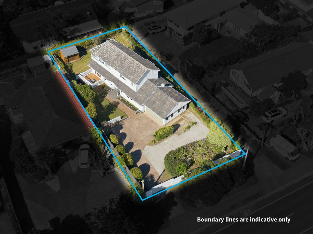 Must sell, Rangitoto College zone, 865 m2 with Sea views, 190m2 4 beds 2.5 baths house with double garage, Located within walking distance to Mairangi Bay village and beach, and zoned for Rangitoto College, Mairangi Bay School and Murrays Bay Intermediate, 355 East Coast Road, Mairangi Bay, Auckland