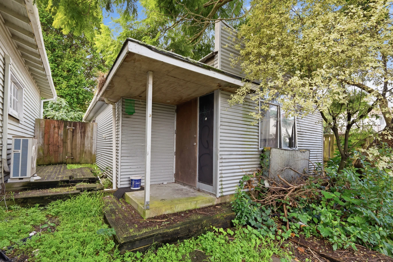 Mt Albert Grammar School zone, 4 beds + 3 flexi room 4 baths house on 1290m2 section, Walking distance to Eden Park, Dominion Road local restaurants, supermarkets, bus stations and Kingsland Train station, 4KM to Auckland CBD & Universities, 1 Onslow Road, Mount Eden, Auckland
