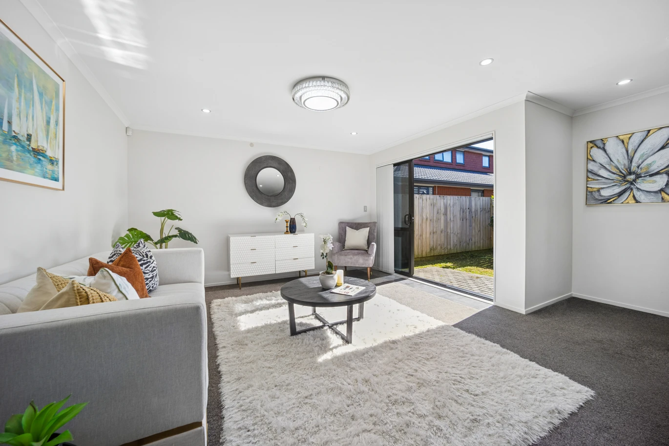 Standalone 4 beds 2.5 baths home with garage, close to schools, shopping centres, parks, easy motorway access, 52B Kimpton Road Papatoetoe, Auckland