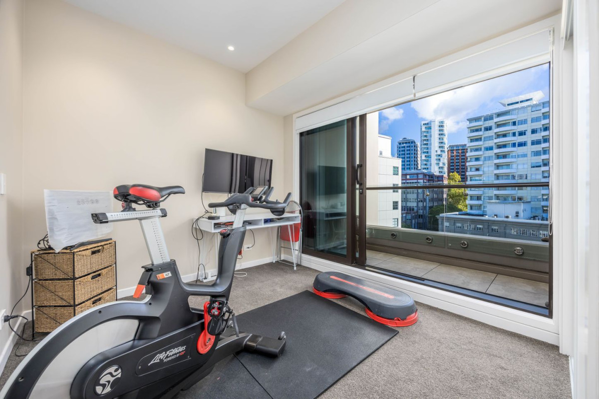 Auckland Girls Grammar school zone, 92m2 Freehold 2 beds 2 baths apartment, 1 secure car park and 2 storage lockers, Residents also benefit from building facilities including a swimming pool and sauna, 1017/41 Beach Road, Auckland Central, Auckland