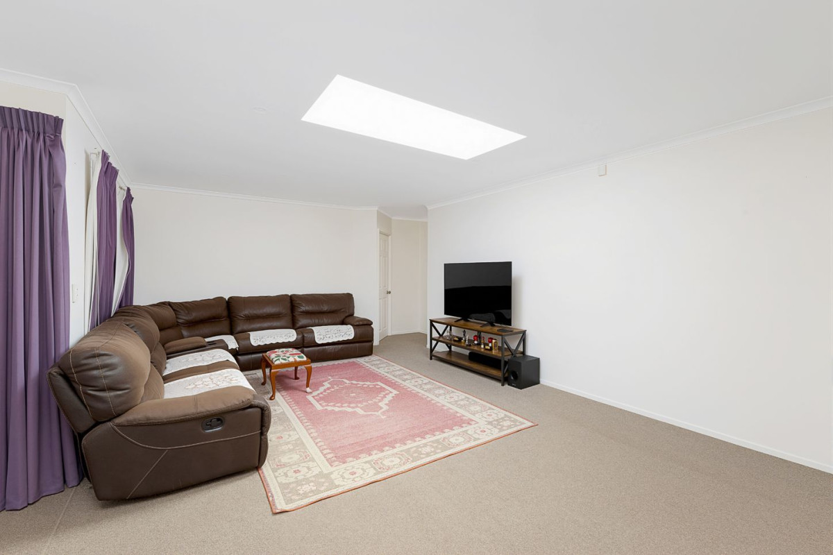 Must sell, Overseas Vendor , once in 6 years, 191m2 Brick and tile 4 beds 2 baths house with double garage on 583m2 section, close to school, parks, shopping centres and all essential amenities, 42 San Marino Drive West, Henderson, Auckland