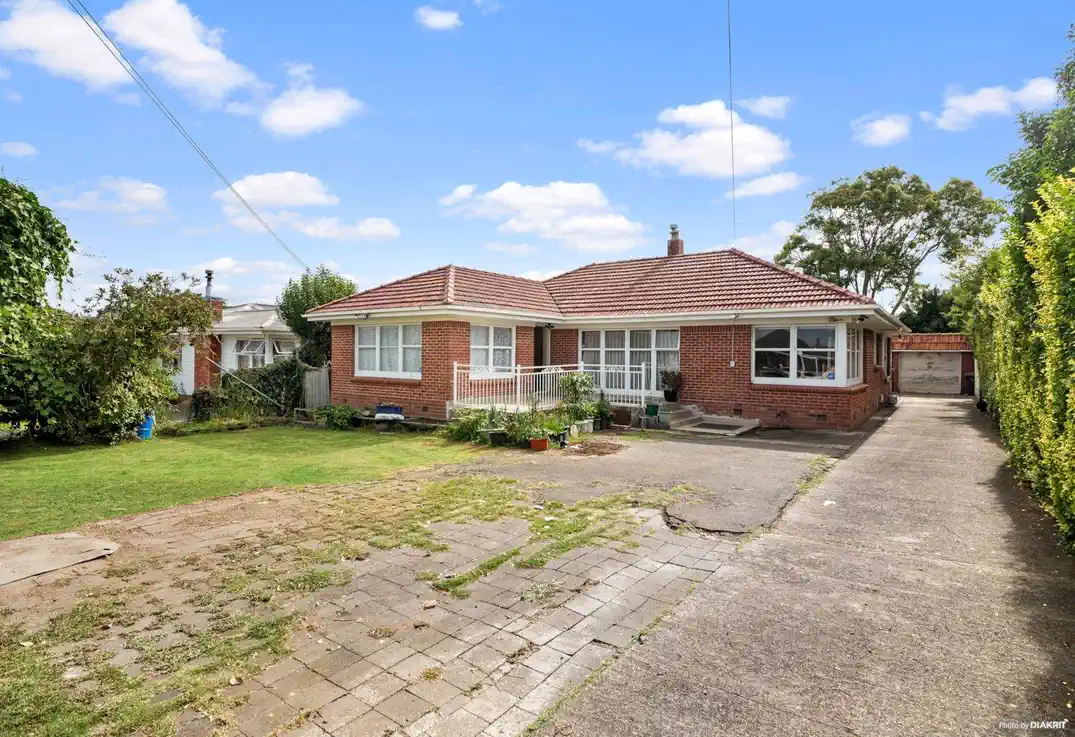 For rent, 4 beds 2 baths house with double garage, Available from 6th, June, 19 Fraser Road, Papatoetoe, Auckland