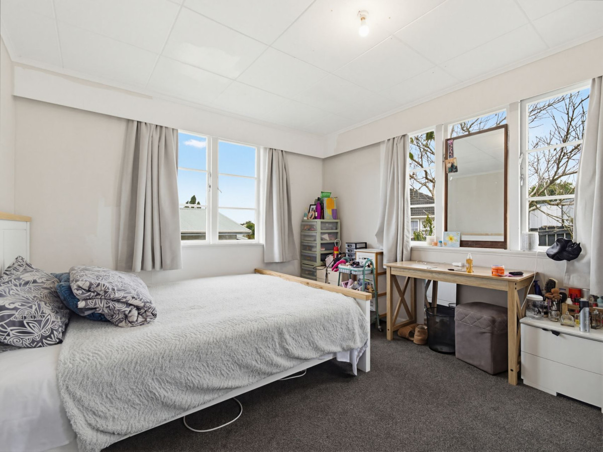 695m2 section, 3 beds 1 bath house, Close to Redhill School, Near Red Hill Scenic Reserve for bush walks and outdoor recreation, 10 Igloo Place, Red Hill, Auckland