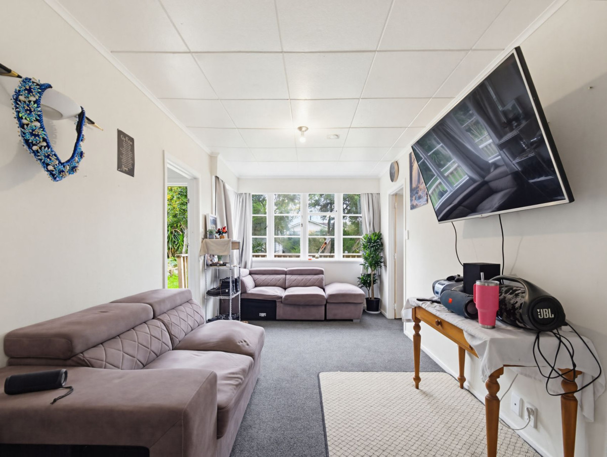 695m2 section, 3 beds 1 bath house, Close to Redhill School, Near Red Hill Scenic Reserve for bush walks and outdoor recreation, 10 Igloo Place, Red Hill, Auckland
