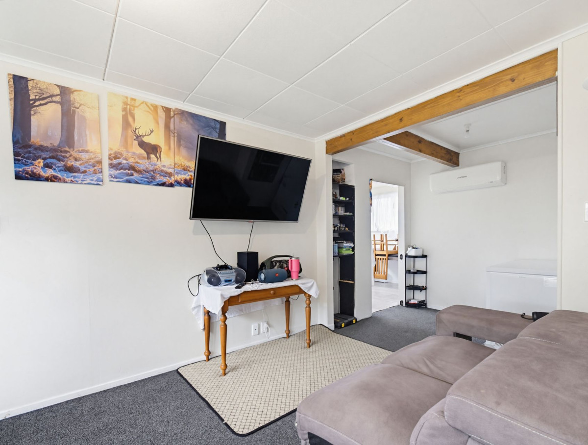 695m2 section, 3 beds 1 bath house, Close to Redhill School, Near Red Hill Scenic Reserve for bush walks and outdoor recreation, 10 Igloo Place, Red Hill, Auckland