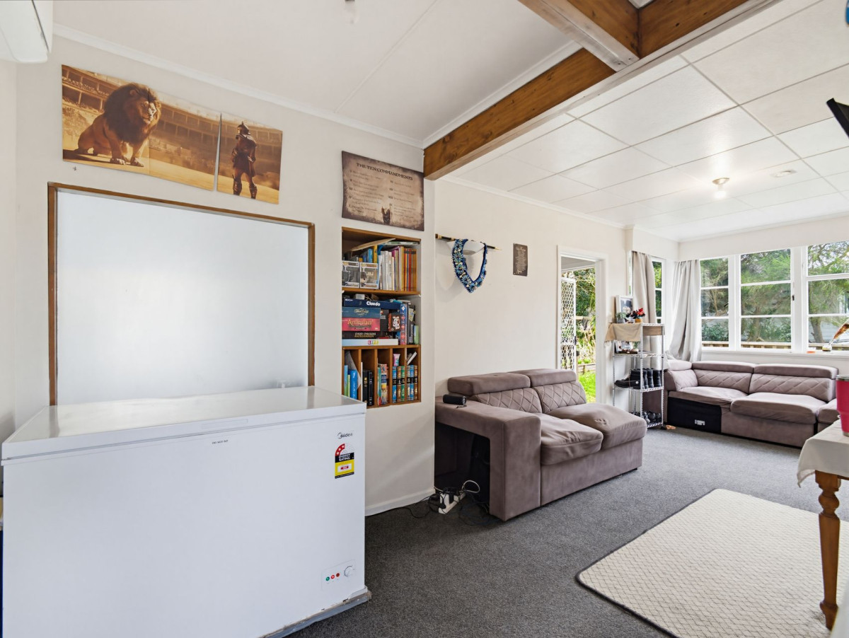 695m2 section, 3 beds 1 bath house, Close to Redhill School, Near Red Hill Scenic Reserve for bush walks and outdoor recreation, 10 Igloo Place, Red Hill, Auckland