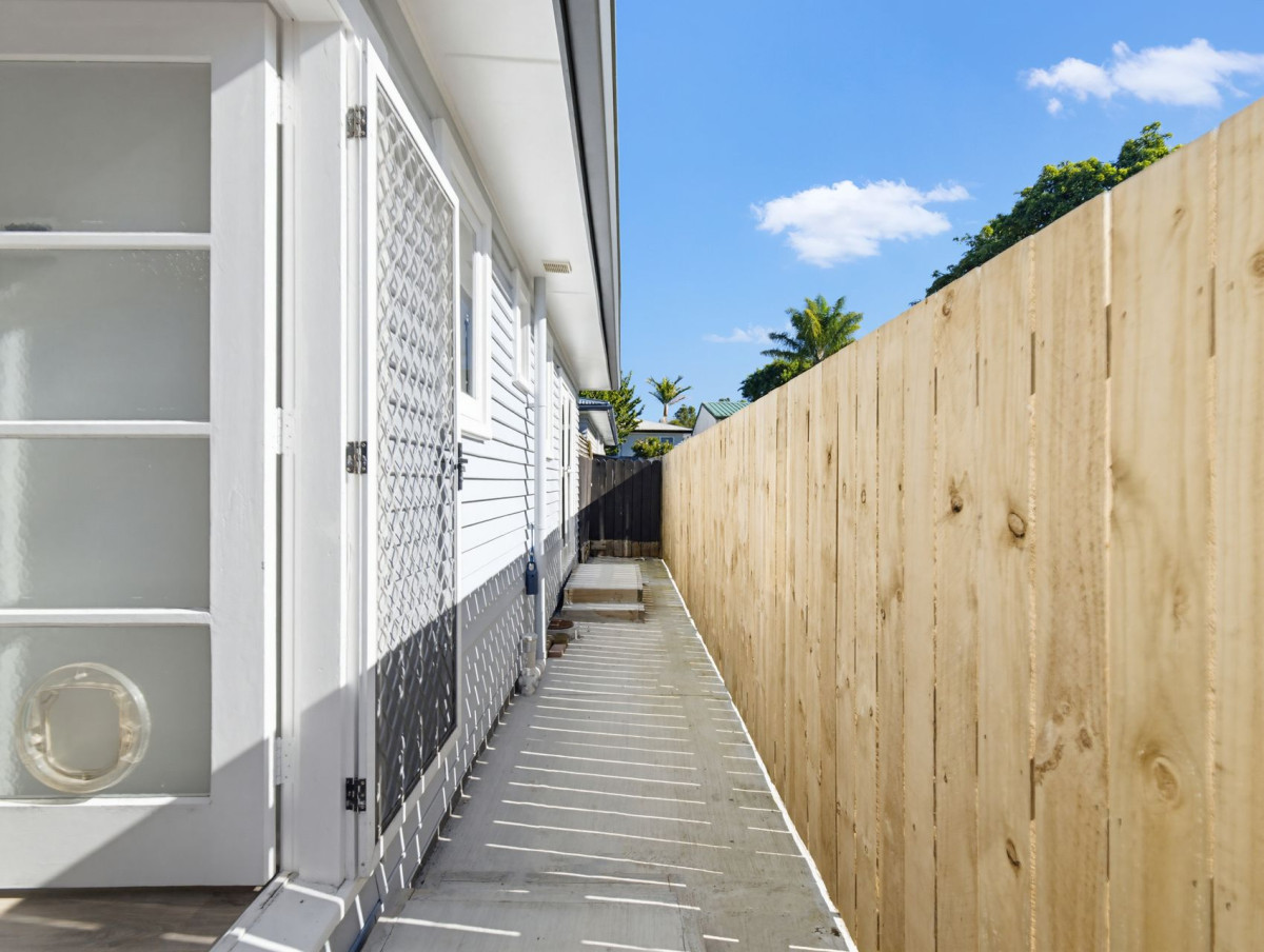 3 beds 1 bath house on 288m2 section, within easy reach of Rosehill College, Rosehill Intermediate, Massey Park and Papakura town centre are also nearby for sport, shopping and cafés. 1 Rosehill Drive, Rosehill, Auckland