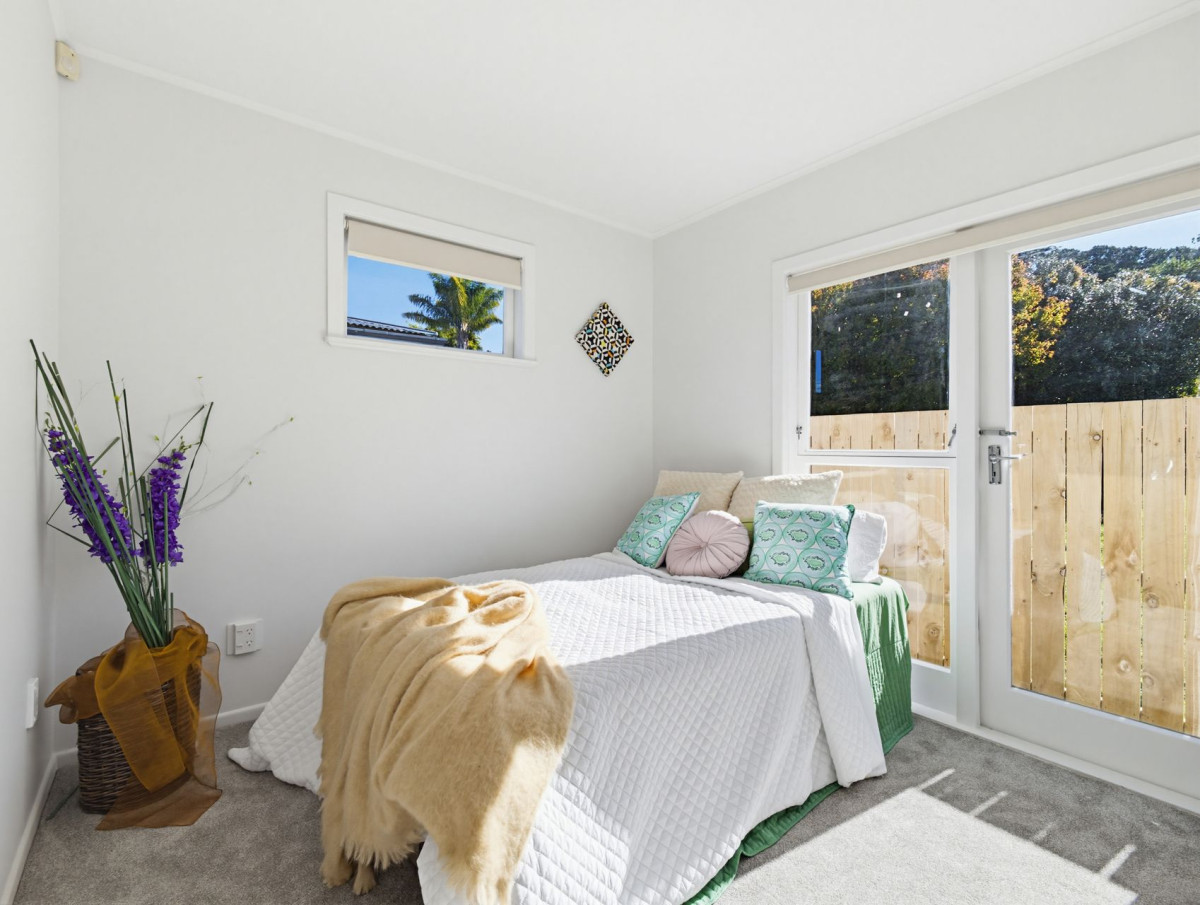 3 beds 1 bath house on 288m2 section, within easy reach of Rosehill College, Rosehill Intermediate, Massey Park and Papakura town centre are also nearby for sport, shopping and cafés. 1 Rosehill Drive, Rosehill, Auckland