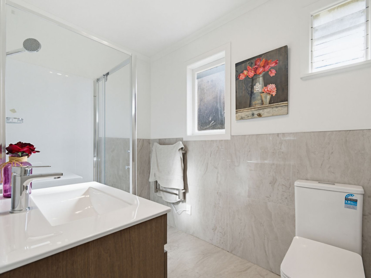 3 beds 1 bath house on 288m2 section, within easy reach of Rosehill College, Rosehill Intermediate, Massey Park and Papakura town centre are also nearby for sport, shopping and cafés. 1 Rosehill Drive, Rosehill, Auckland