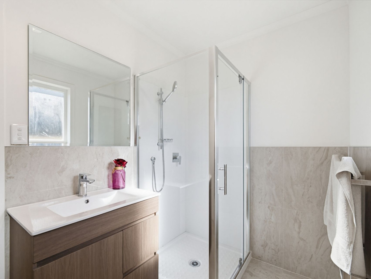 3 beds 1 bath house on 288m2 section, within easy reach of Rosehill College, Rosehill Intermediate, Massey Park and Papakura town centre are also nearby for sport, shopping and cafés. 1 Rosehill Drive, Rosehill, Auckland