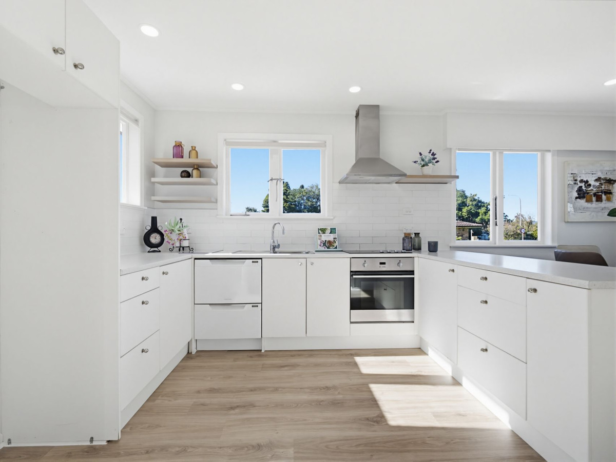 3 beds 1 bath house on 288m2 section, within easy reach of Rosehill College, Rosehill Intermediate, Massey Park and Papakura town centre are also nearby for sport, shopping and cafés. 1 Rosehill Drive, Rosehill, Auckland