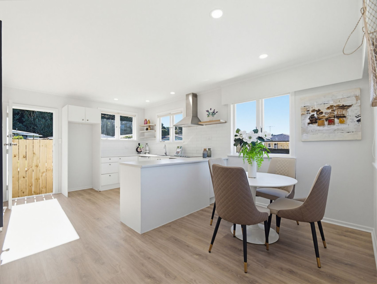 3 beds 1 bath house on 288m2 section, within easy reach of Rosehill College, Rosehill Intermediate, Massey Park and Papakura town centre are also nearby for sport, shopping and cafés. 1 Rosehill Drive, Rosehill, Auckland