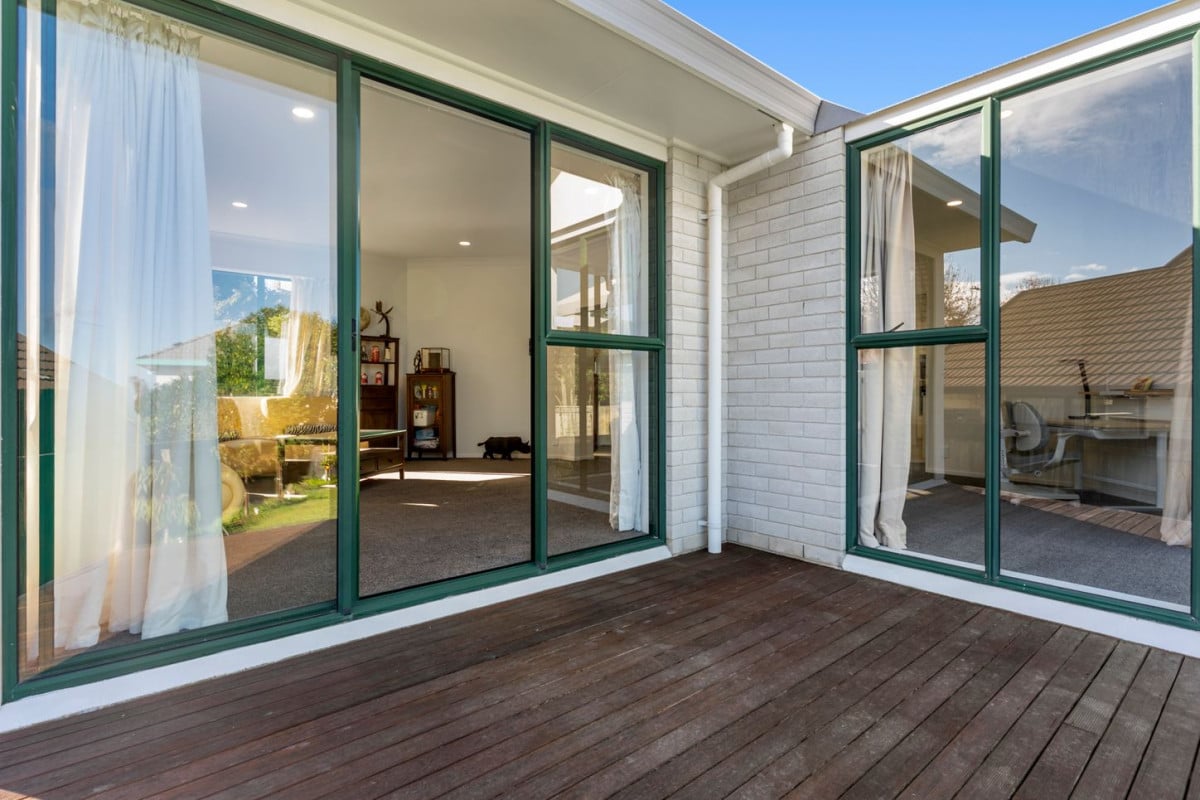 225m2 4 beds 2 baths house with double garage on 741m2 section, zoned for Cockle Bay School, Shelly Park School, Somerville Intermediate and Howick College. close to Meadowlands Shopping Centre, Botany Town Centre, 6 Sharples Place, Somerville, Auckland