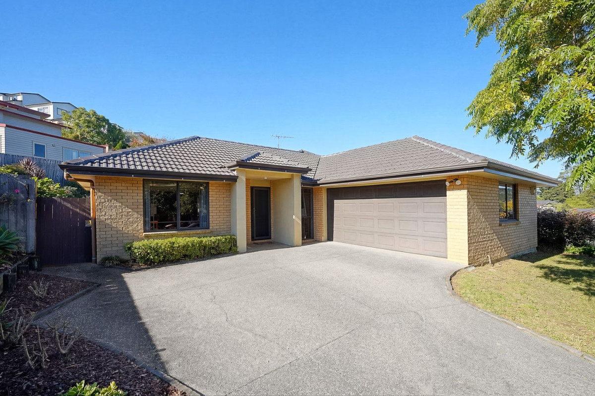 Must sell, Overseas Vendor , once in 6 years, 191m2 Brick and tile 4 beds 2 baths house with double garage on 583m2 section, close to school, parks, shopping centres and all essential amenities, 42 San Marino Drive West, Henderson, Auckland