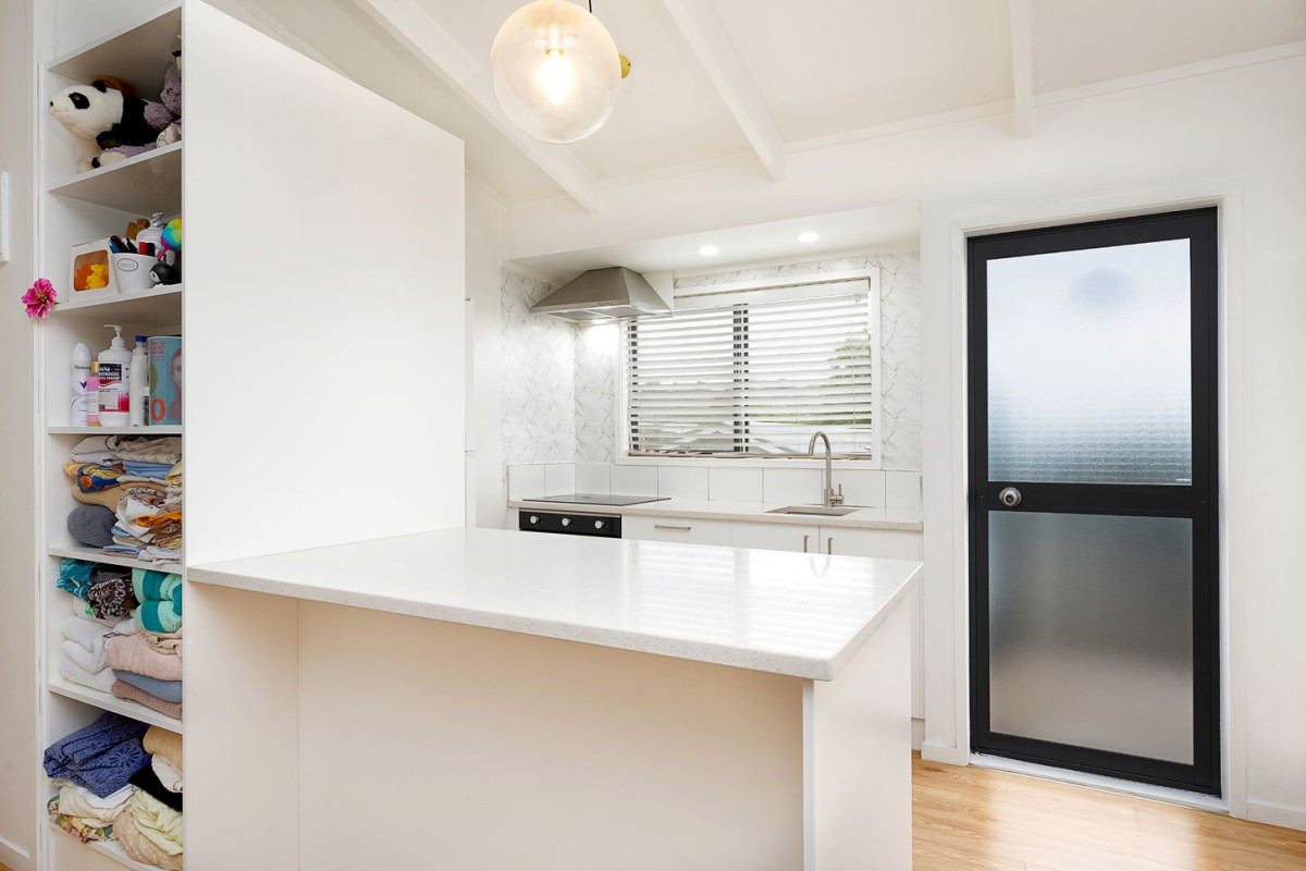 Renovated 3 beds 1 bath house with car parks on 404m2 section, currently rented, easy access to local schools, Glen Eden shops, train station, library, and New Lynn amenities. Zoned for Green Bay High School, 30A Leo Street, Glen Eden, Auckland