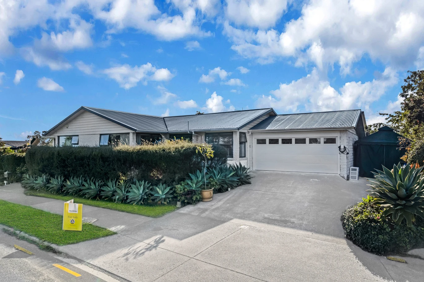 675m2 corner site, Opposite to a Park, 5 beds 3 baths house with double garage, zoned for Sunnyhills School, Farm Cove Intermediate, and Pakuranga College, with both Sunnyhills School and St Kentigern College within walking distance, The owner has obtained the neighbouring property’s consent for stormwater access, 29 The Boulevard Sunnyhills, Auckland