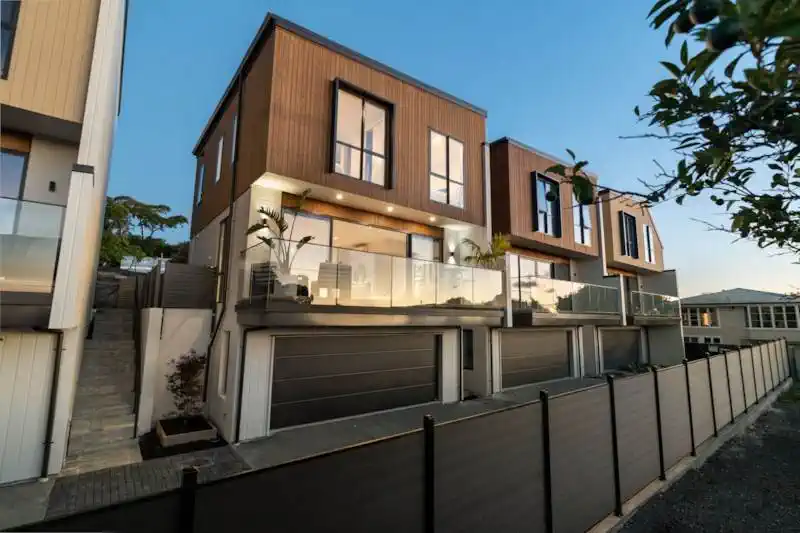 Double Grammar school zone, Brandnew standalone 3 beds 2.5 baths home with double garage, move-in ready, Just a short stroll away, Mt Eden Village, 1.7 km to Epsom Girls’ Grammar School, 1.8 km to Auckland Grammar, 3/30 Grange Road, Mt Eden, Auckland