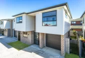 Standalone 4 beds 2.5 baths home with garage, close to schools, shopping centres, parks, easy motorway access, 52B Kimpton Road Papatoetoe, Auckland