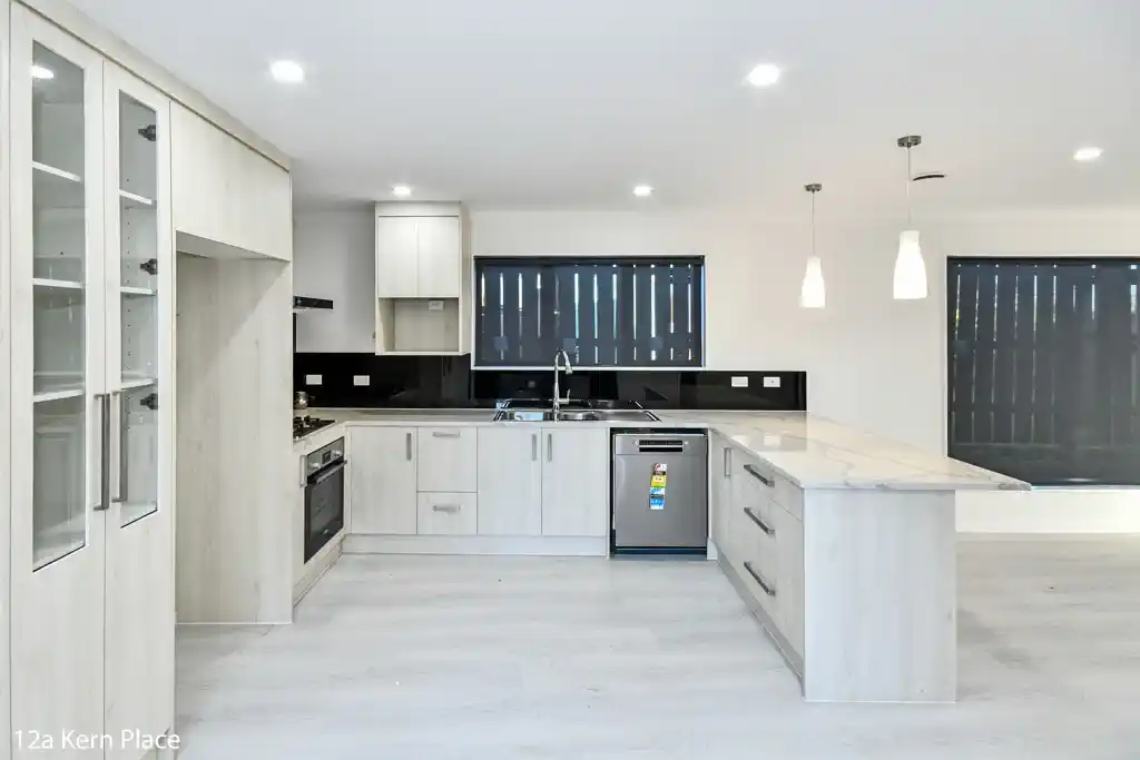 For rent, 5 beds 3 baths house, several parking available, Available from 11th June, 12a Kern Place, Manurewa, Auckland