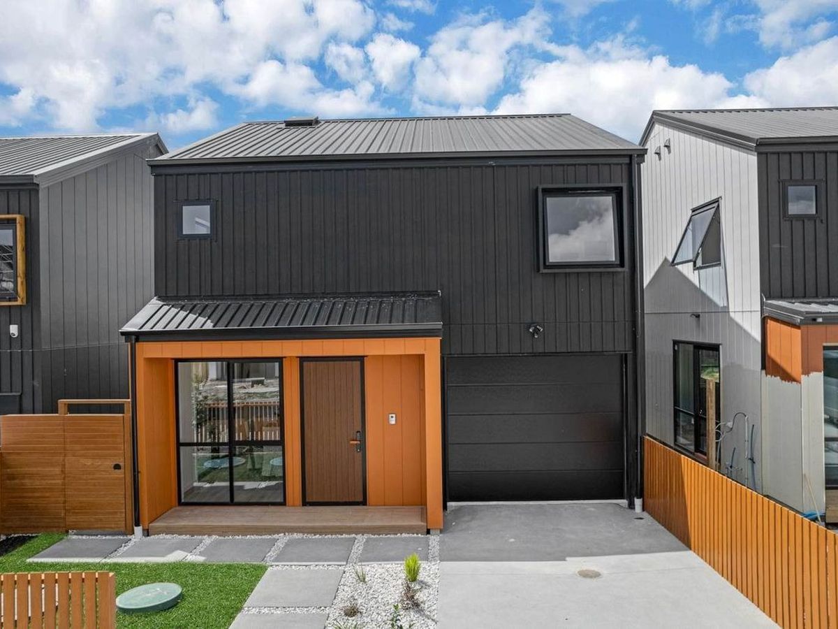 For rent, 4 beds 2 baths house with garage, Available Now, 9 Murray Grey Lane, Karaka, Auckland