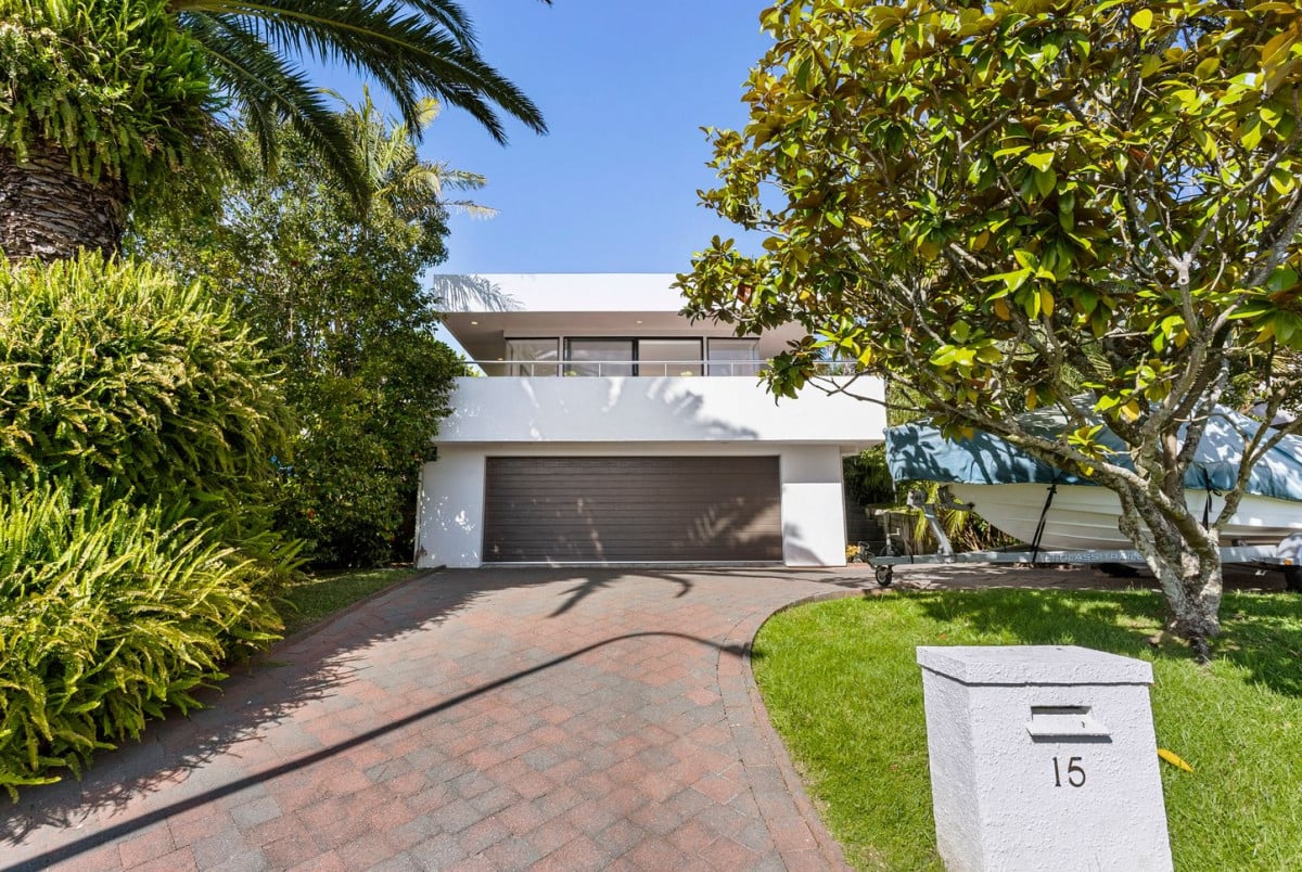 200m2 4 beds (1 ensuite) 2 baths house with double garage on 616m2 section, Zoned for sought-after schools including Shelly Park School, Somerville Intermediate, and Howick College, 15 Perendale Close, Somerville, Auckland