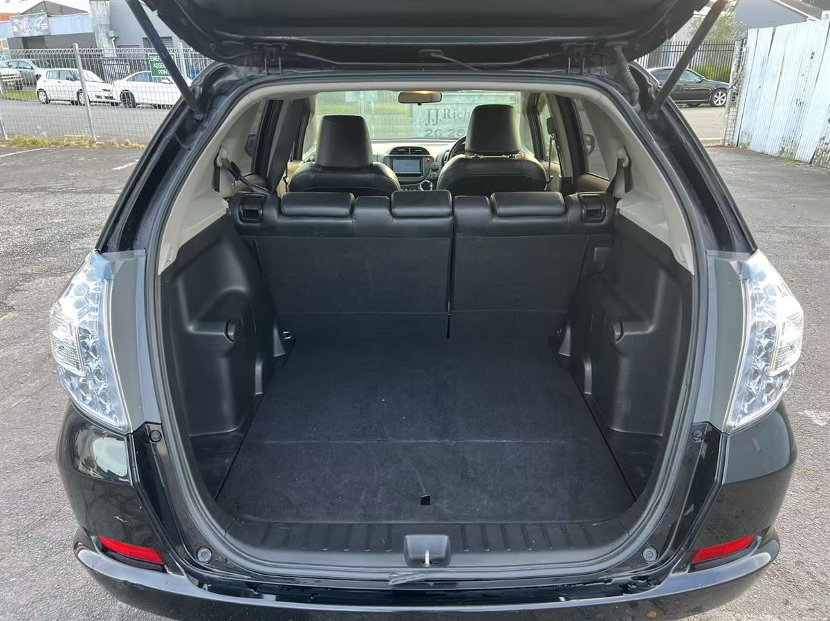 2013 Honda Fit SHUTTLE HYBRID Hatchback Automatic, 5 seats, Black, 1 owner, Petrol, 1,339 cc, 140,902 km