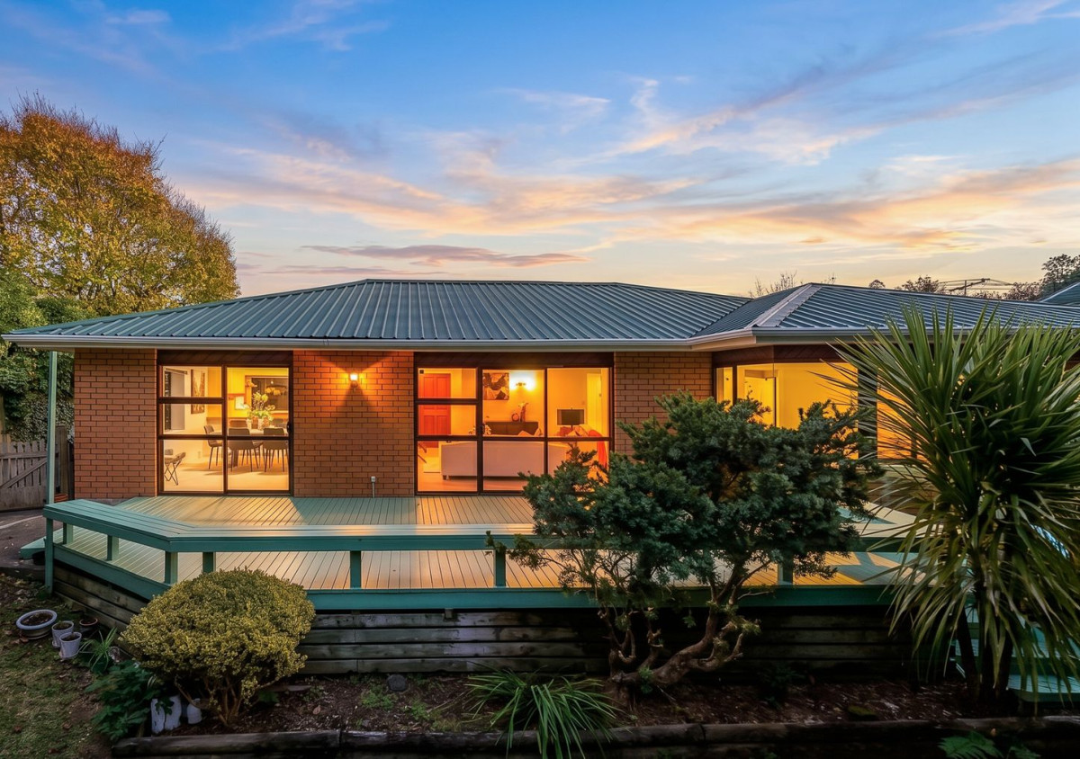 140m2 Brick and tile 2 beds 2 baths house with garage, within walking distance to local schools, shops, and bus stops, with Sturges Road Train Station just a short drive away, 4 Rhinevale Close, Henderson, Auckland