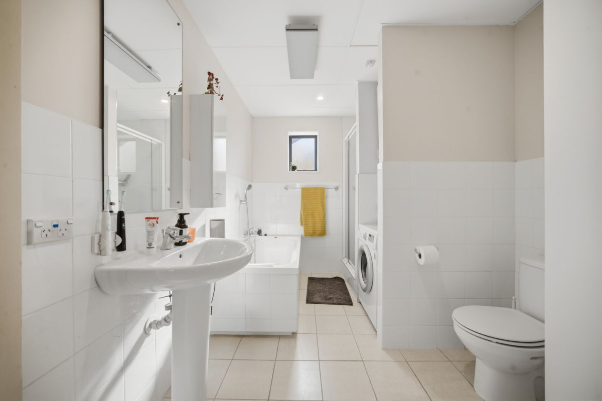 Auckland Girls Grammar school zone, 88m2 Freehold 2 beds 1 bath 1 car park apartment, with a brick and weatherboard exterior, The bathroom features a separate bath and shower, and has been recently refreshed, including new heating and an automatic ventilation system. close to CBD, Newmarket, Mt Eden, motorway access, 2B/40 Charlotte Street, Eden Terrace, Auckland