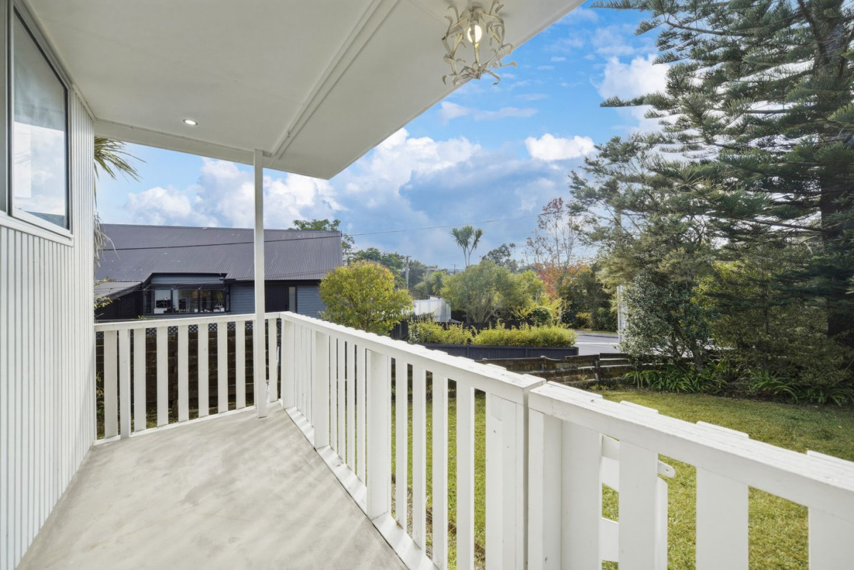 Renovated 3 beds 1 bath home with garage, just a short walk to highly sought-after Kaurilands Primary and Glen Eden Intermediate, while also being close to parks, cafés, Titirangi Village, and local amenities, 3/70 Kaurilands Road, Titirangi, Auckland