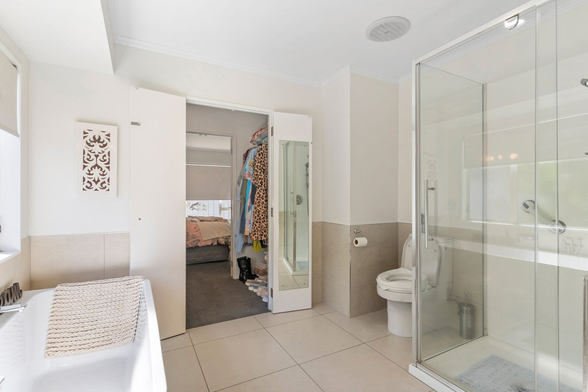 160m2 Brick and tile 3 beds 1 bath house with garage, zoned for Botany Downs School, Howick Intermediate, and Pakuranga College. minutes from Botany Town Centre and Highland Park shopping centres, golf club, 1/20 Solana Court, Botany Downs, Auckland