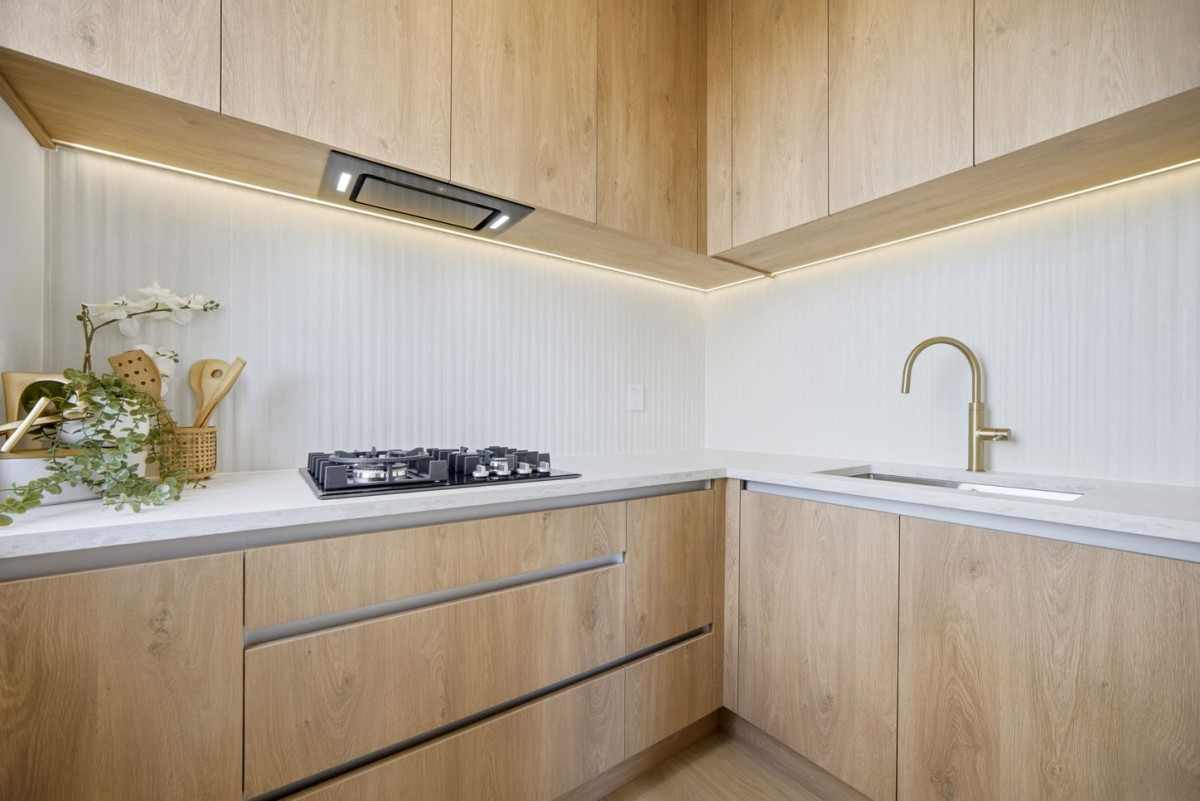 Brandnew standalone 4 beds (2 ensuites) 3.5 baths house with double garage on 216m2 section, close to schools parks, Remuera golf club, shopping centre, 7 Awa Crescent, St Johns, Auckland