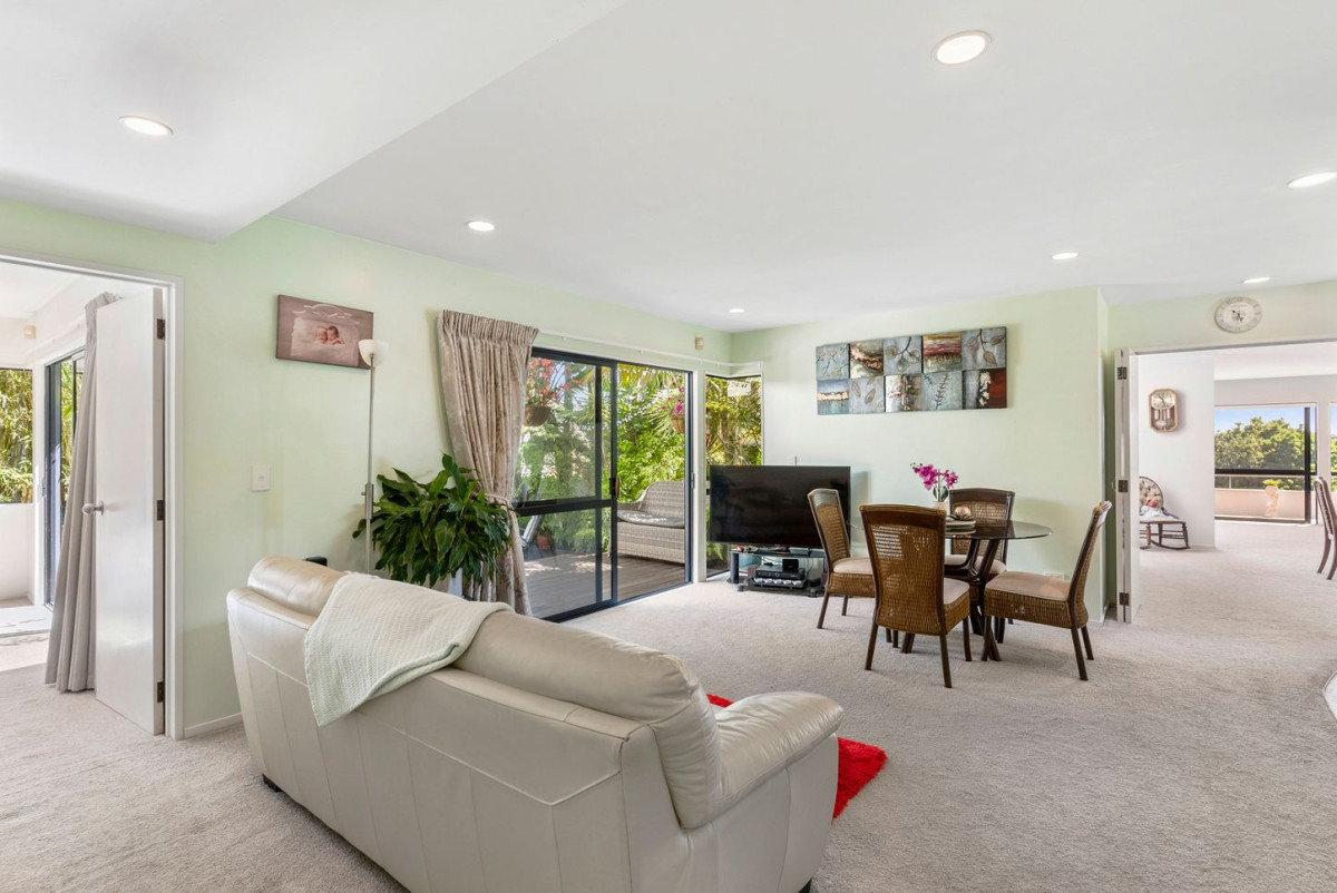 200m2 4 beds (1 ensuite) 2 baths house with double garage on 616m2 section, Zoned for sought-after schools including Shelly Park School, Somerville Intermediate, and Howick College, 15 Perendale Close, Somerville, Auckland