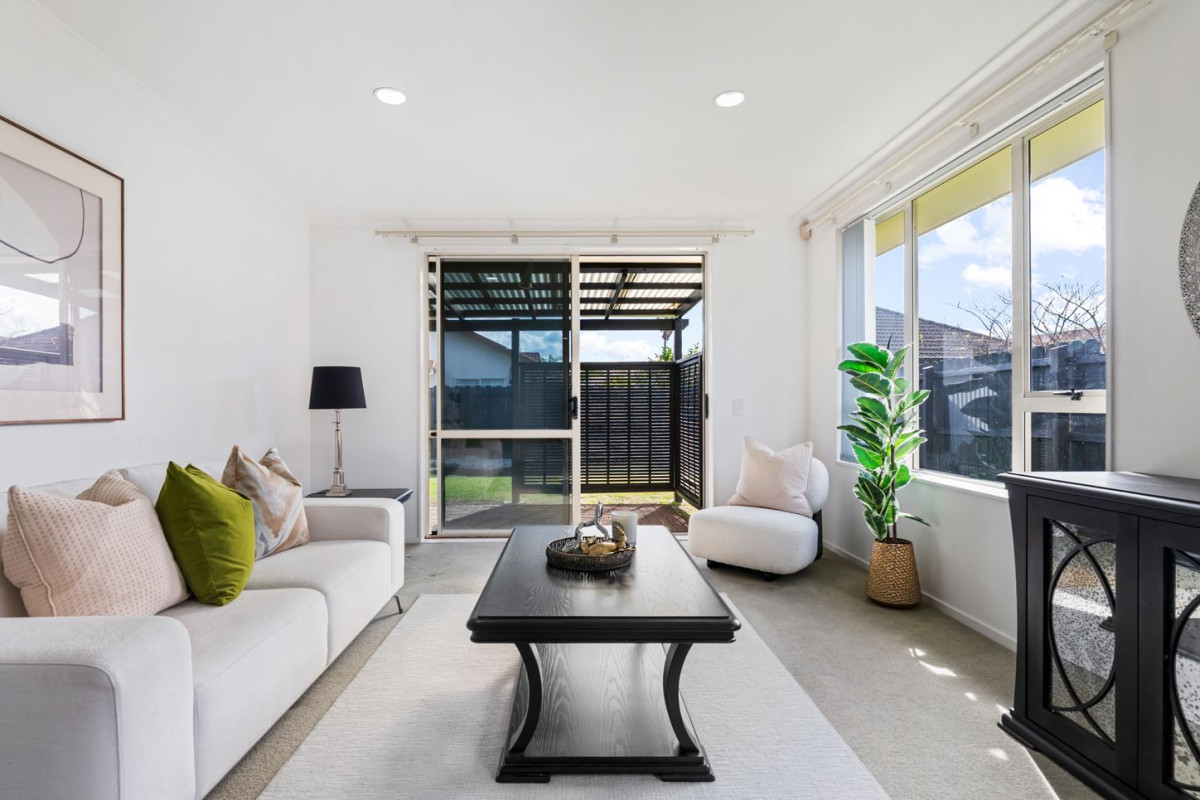 3 beds 1.5 baths house with garage on 400m2 section, close to schools, shops, supermarkets, within zone for Riverhills School, Pakuranga Intermediate and Edgewater College. And Burswood Park and playground are just minutes away, 11 Fernbrook Close, Burswood, Auckland