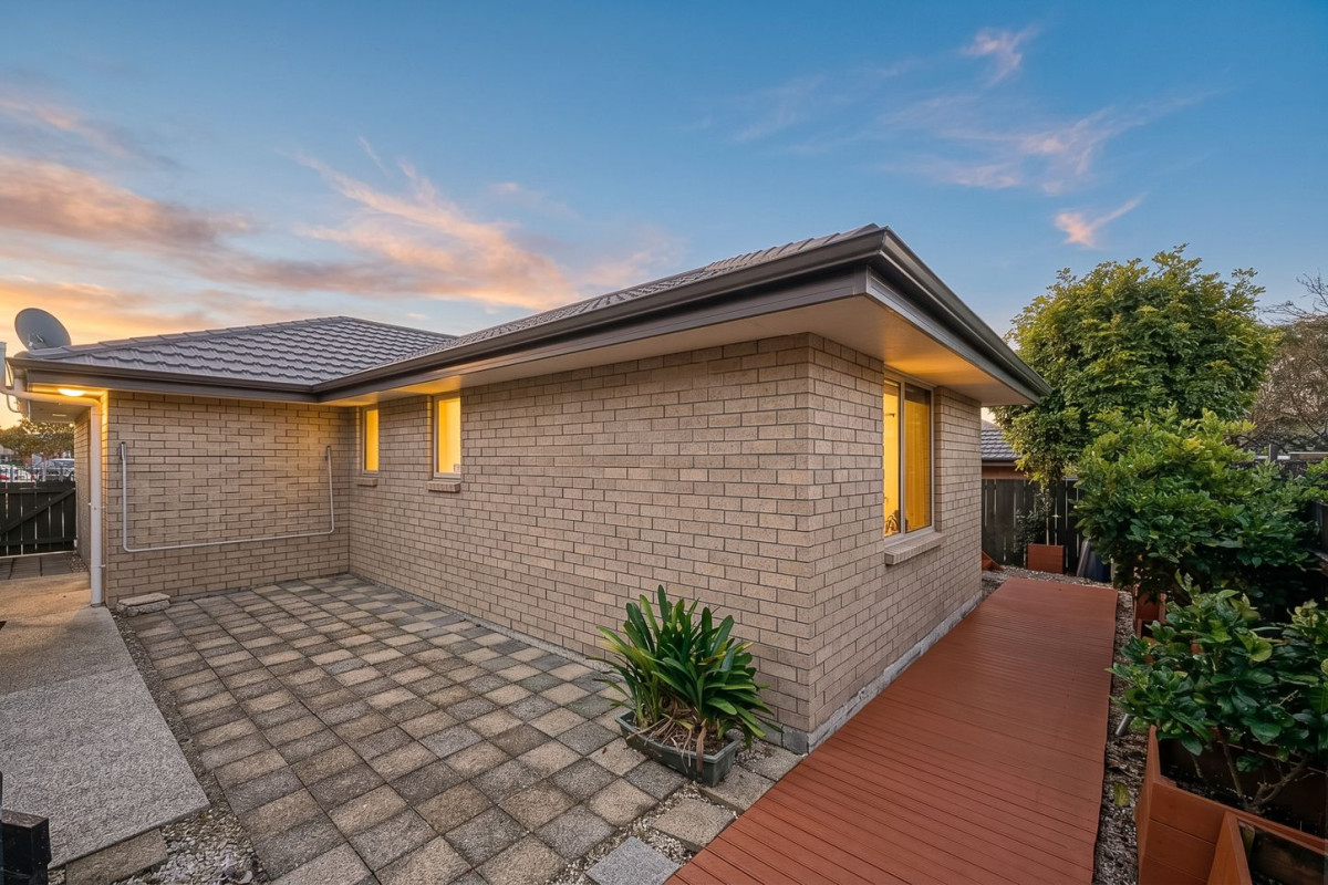 120m2 Brick and tile 3 beds 2 baths house with garage on 351m2 section, just moments from Glen Eden’s vibrant village centre with its array of cafes, shops, and supermarkets. The Glen Eden train station, Zoned for local schools including Glen Eden School and near popular parks like Parrs Park, 23 Anna Lane, Glen Eden, Auckland